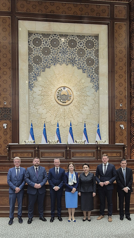 Gruppenfoto mit Bundesratspräsidentin Andrea Eder-Gitschthaler (ÖVP) (4. von links) und Senatspräsidentin des usbekischen Parlaments Tanzila Narbaeva (5. von links)