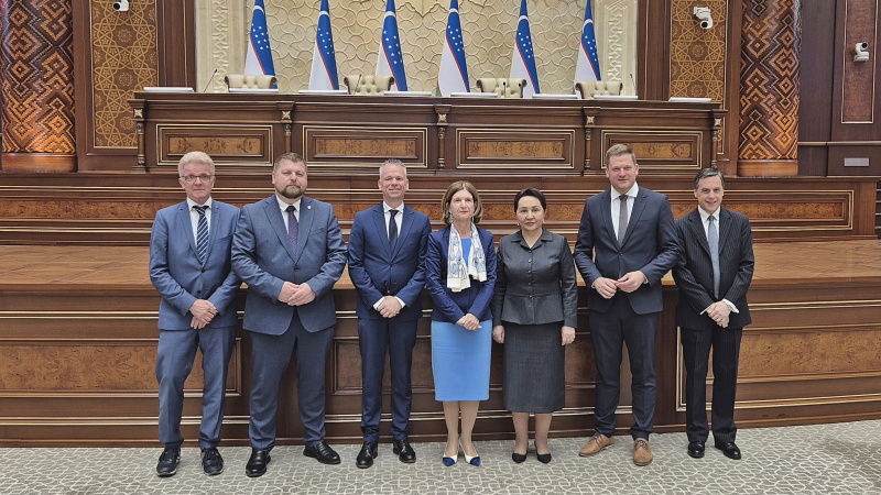 Gruppenfoto mit Bundesratspräsidentin Andrea Eder-Gitschthaler (ÖVP) (4. von links) und Senatspräsidentin des usbekischen Parlaments Tanzila Narbaeva (5. von links)