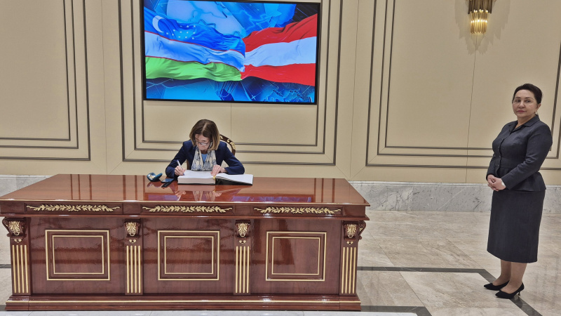 Gästebucheintrag. Von links: Bundesratspräsidentin Andrea Eder-Gitschthaler (ÖVP), Senatspräsidentin des usbekischen Parlaments Tanzila Narbaeva