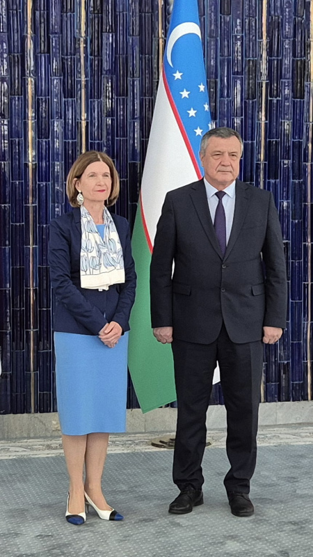 Fahnenfoto. Bundesratspräsidentin Andrea Eder-Gitschthaler (ÖVP), Vorsitzender des Unterhauses Nuriddin Ismoilov