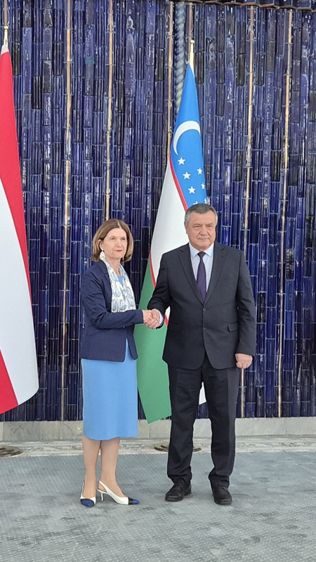 Fahnenfoto. Bundesratspräsidentin Andrea Eder-Gitschthaler (ÖVP), Vorsitzender des Unterhauses Nuriddin Ismoilov