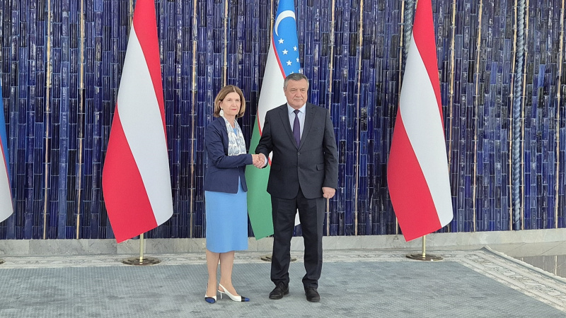 Fahnenfoto. Bundesratspräsidentin Andrea Eder-Gitschthaler (ÖVP), Vorsitzender des Unterhauses Nuriddin Ismoilov