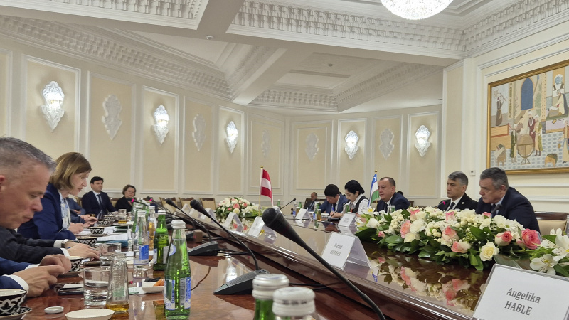 Aussprache. Linke Tischhälfte: Österreichische Delegation unter der Leitung von Bundesratspräsidentin Andrea Eder-Gitschthaler (ÖVP) (2. von links). Rechte Tischhälfte: Usbekische Delegetaion unter der Leitung von Vorsitzendem des Unterhauses Nuriddin Ismoilov (rechts)