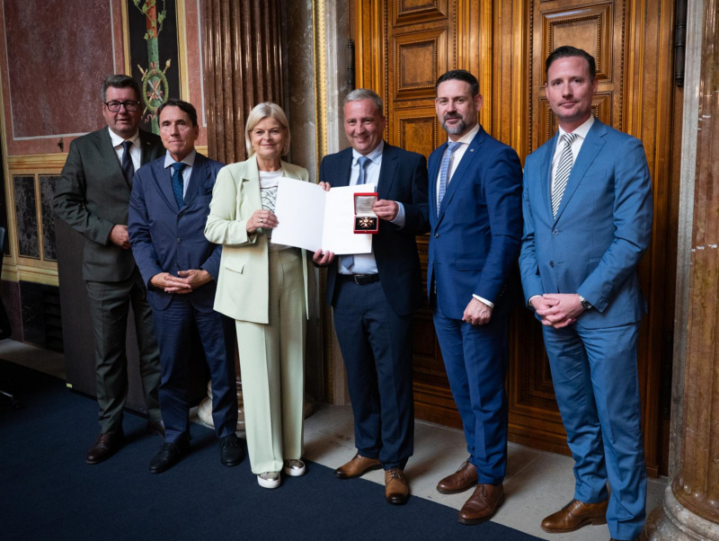 Verleihung des Militärverdienstzeichens durch Verdeitigungministerin Klaudia Tanner