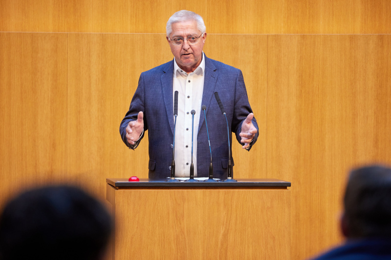 Am Redner:innenpult: Nationalratsabgeordneter Werner Herbert (FPÖ)