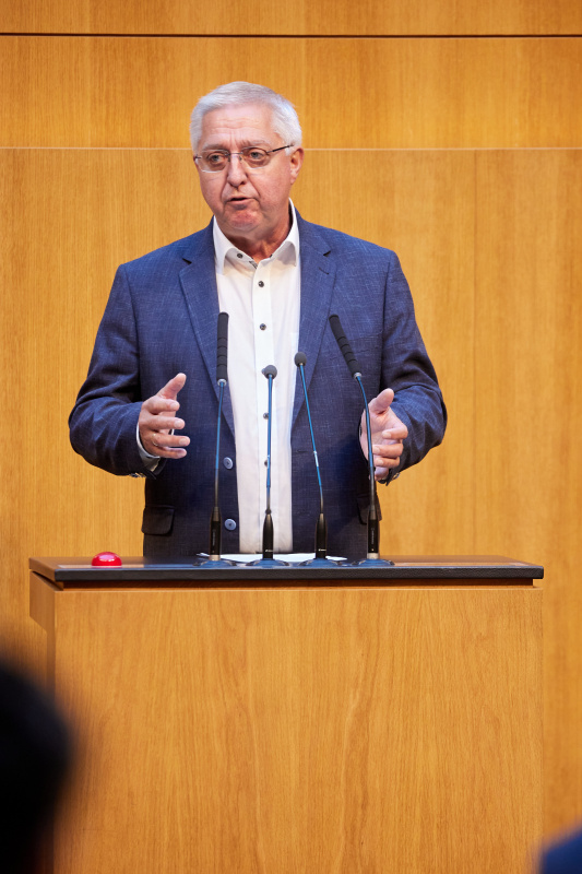 Am Redner:innenpult: Nationalratsabgeordneter Werner Herbert (FPÖ)