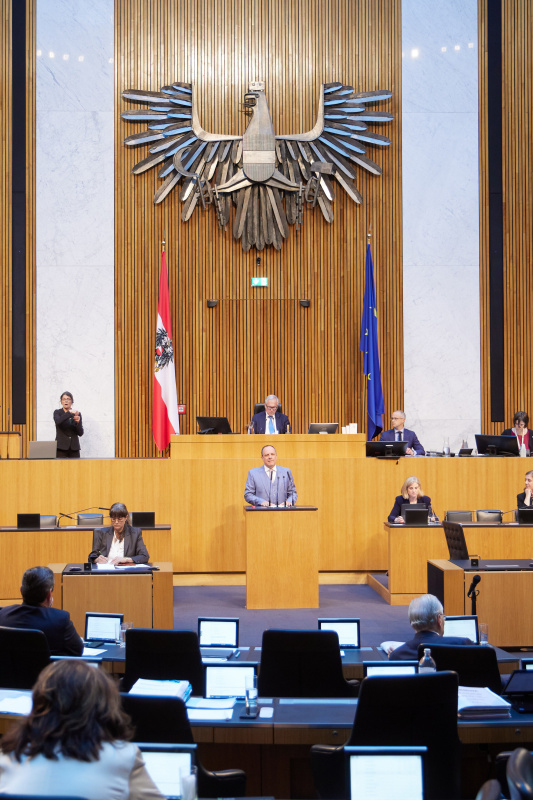 Am Redner:innenpult: Nationalratsabgeordneter Christoph Stark (ÖVP)