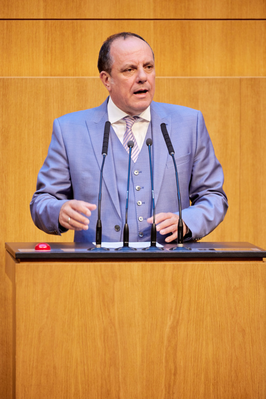 Am Redner:innenpult: Nationalratsabgeordneter Christoph Stark (ÖVP)