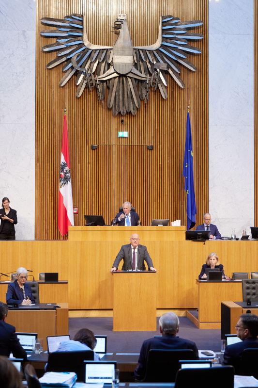 Am Redner:innenpult: Nationalratsabgeordneter Laurenz Pöttinger (ÖVP)