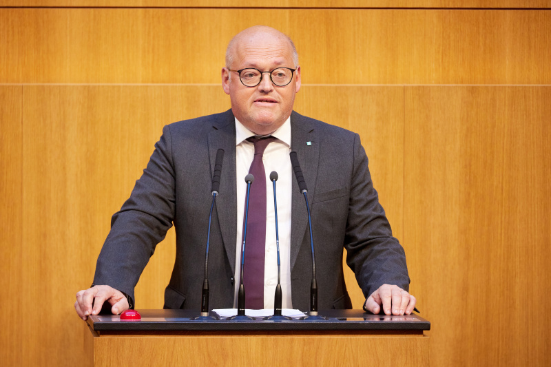 Am Redner:innenpult: Nationalratsabgeordneter Laurenz Pöttinger (ÖVP)