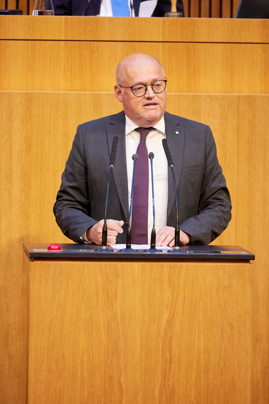 Am Redner:innenpult: Nationalratsabgeordneter Laurenz Pöttinger (ÖVP)