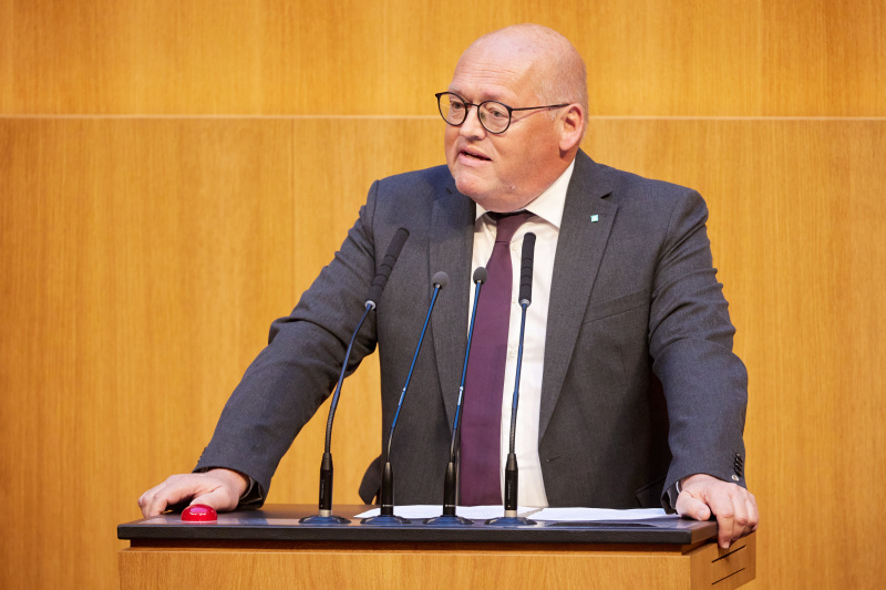 Am Redner:innenpult: Nationalratsabgeordneter Laurenz Pöttinger (ÖVP)