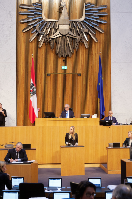 Am Redner:innenpult: Nationalratsabgeordnete Ines Holzegger (NEOS)