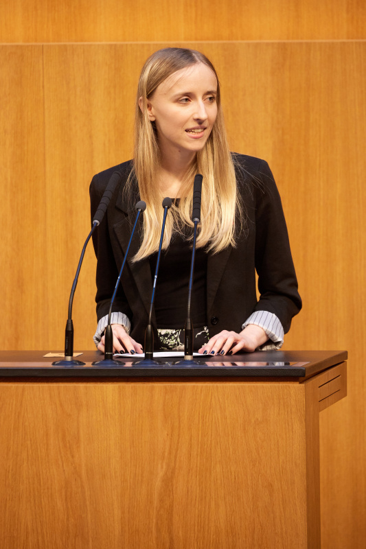 Am Redner:innenpult: Nationalratsabgeordnete Ines Holzegger (NEOS)