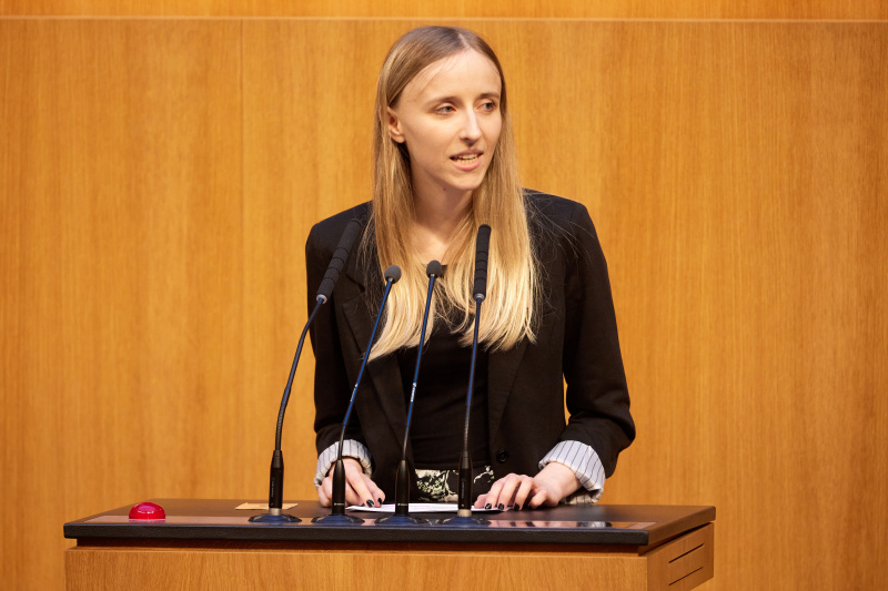 Am Redner:innenpult: Nationalratsabgeordnete Ines Holzegger (NEOS)