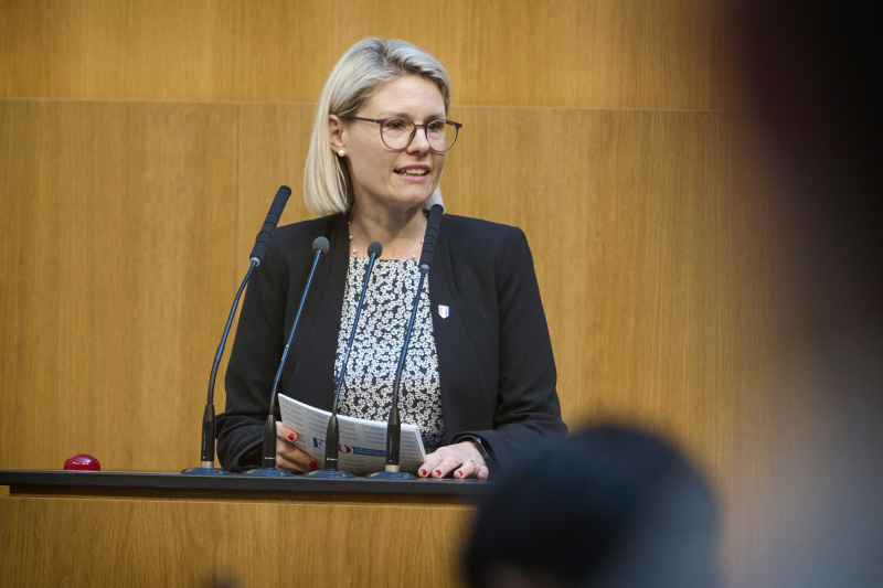 Am Redner:innenpult: Nationalratsabgeordnete Ricarda Berger (FPÖ)