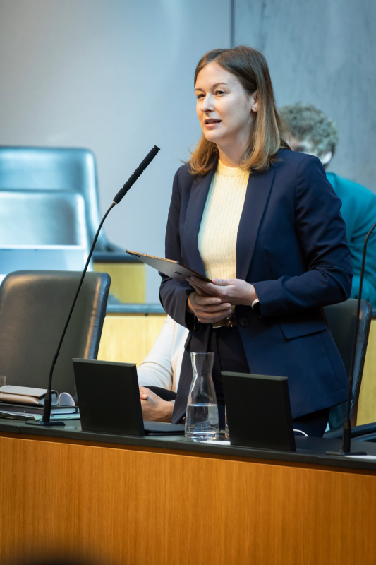 Auf der Regierungsbank Europa-, Integrations- und Familienministerin Claudia Plakolm