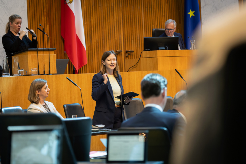Auf der Regierungsbank Europa-, Integrations- und Familienministerin Claudia Plakolm