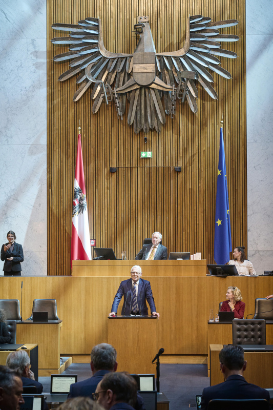 Am Redner:innenpult: Nationalratsabgeordneter Martin Graf (FPÖ)