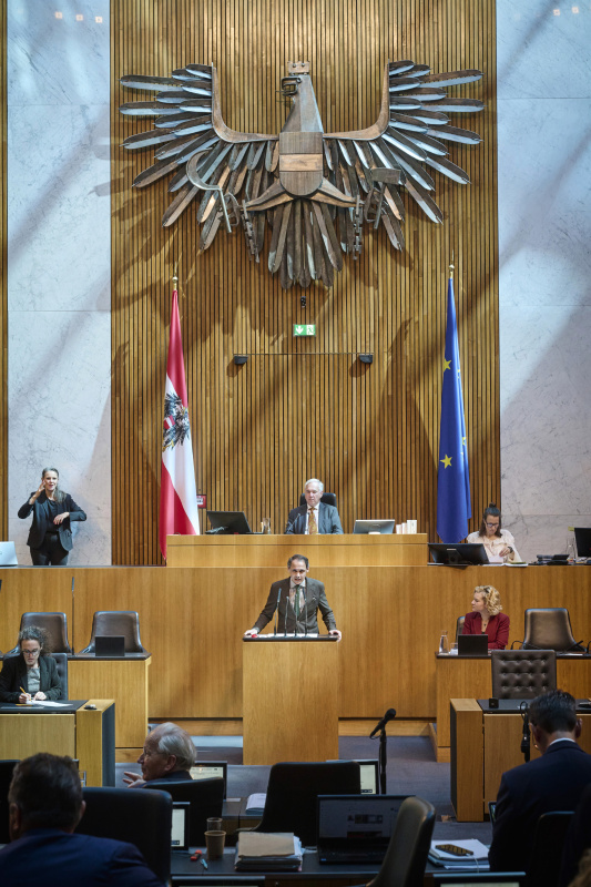 Am Redner:innenpult: Nationalratsabgeordneter Jakob Grüner (ÖVP)