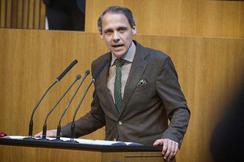 Am Redner:innenpult: Nationalratsabgeordneter Jakob Grüner (ÖVP)