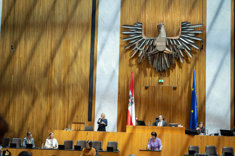 Am Redner:innenpult Nationalratsabgeordnete Petra Oberrauner (SPÖ). Zweiter Nationalratspräsident Peter Haubner (ÖVP) am Präsidium. Auf der Regierungsbank Infrastrukturminister Peter Hanke (SPÖ), Staatssekretärin Barbara Eibinger-Miedl