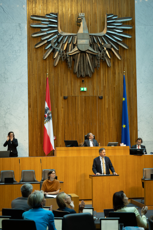Am Redner:innenpult Nationalratsabgeordneter Johannes Schmuckenschlager (ÖVP). Zweiter Nationalratspräsident Peter Haubner (ÖVP) am Präsidium