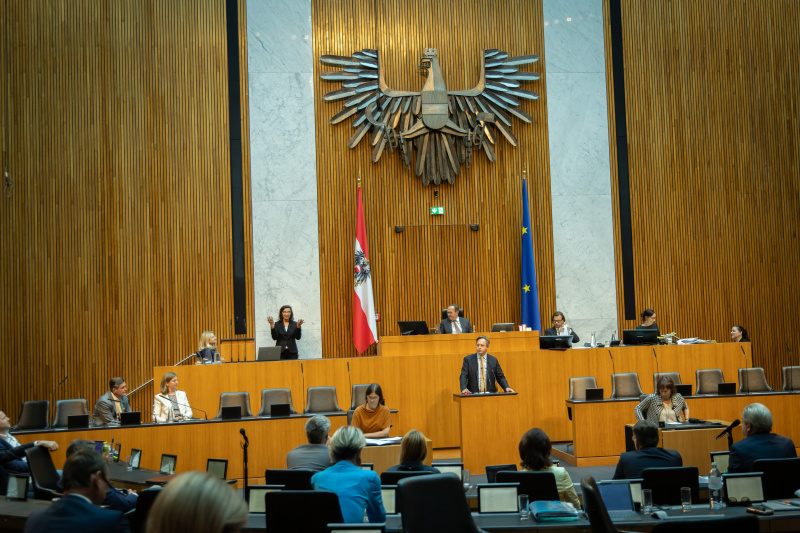 Am Redner:innenpult Nationalratsabgeordneter Johannes Schmuckenschlager (ÖVP). Zweiter Nationalratspräsident Peter Haubner (ÖVP) am PräsidiumAuf der Regierungsbank Infrastrukturminister Peter Hanke (SPÖ), Staatssekretärin Barbara Eibinger-Miedl
