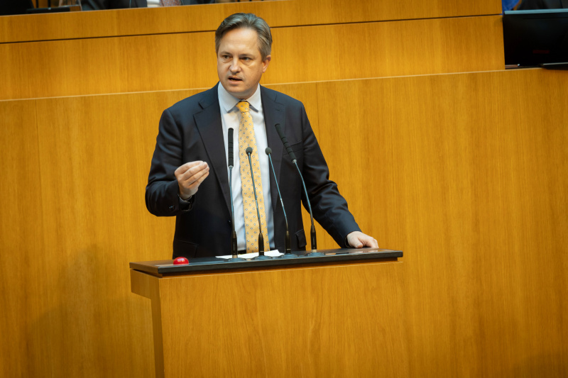 Am Redner:innenpult Nationalratsabgeordneter Johannes Schmuckenschlager (ÖVP)