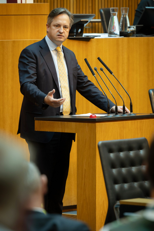 Am Redner:innenpult Nationalratsabgeordneter Johannes Schmuckenschlager (ÖVP)