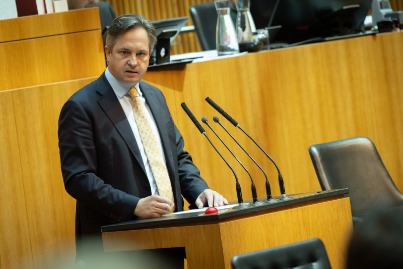 Am Redner:innenpult Nationalratsabgeordneter Johannes Schmuckenschlager (ÖVP)