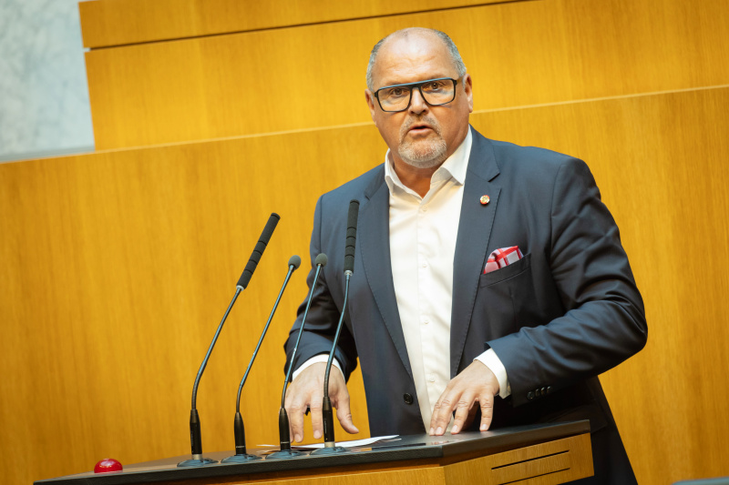 Am Redner:innenpult Nationalratsabgeordneter Alois Schroll (SPÖ)