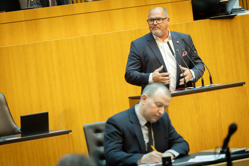 Am Redner:innenpult Nationalratsabgeordneter Alois Schroll (SPÖ)