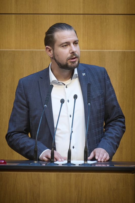 Am Redner:innenpult: Nationalratsabgeordneter Roland Baumann (SPÖ)