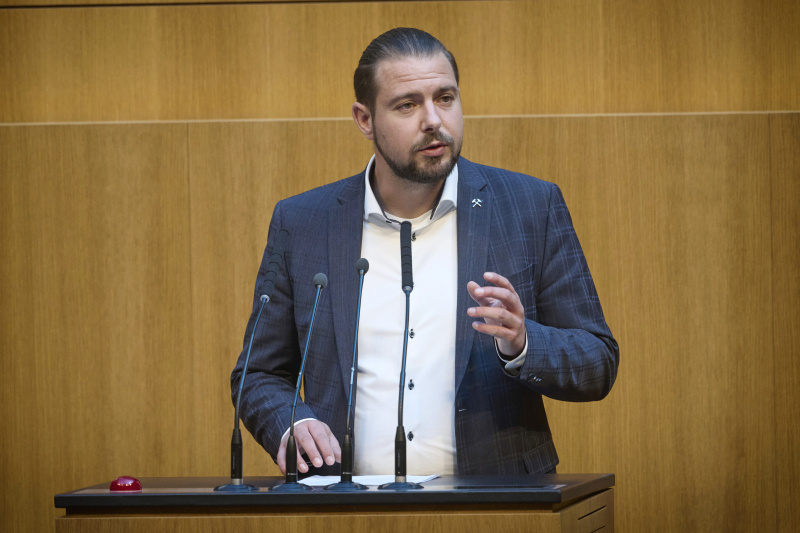 Am Redner:innenpult: Nationalratsabgeordneter Roland Baumann (SPÖ)