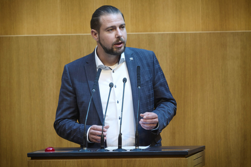 Am Redner:innenpult: Nationalratsabgeordneter Roland Baumann (SPÖ)