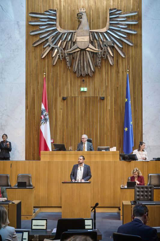 Am Redner:innenpult: Nationalratsabgeordneter Roland Baumann (SPÖ)