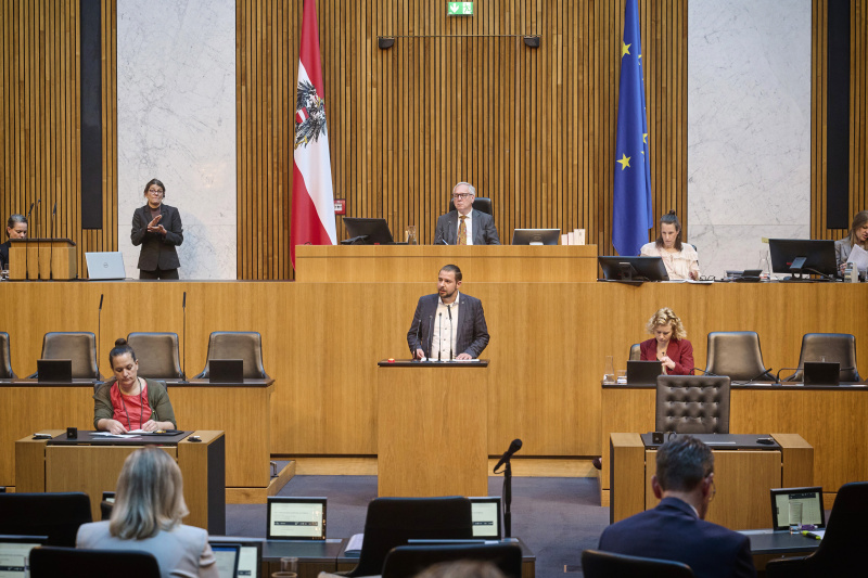 Am Redner:innenpult: Nationalratsabgeordneter Roland Baumann (SPÖ)