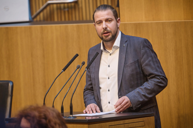 Am Redner:innenpult: Nationalratsabgeordneter Roland Baumann (SPÖ)