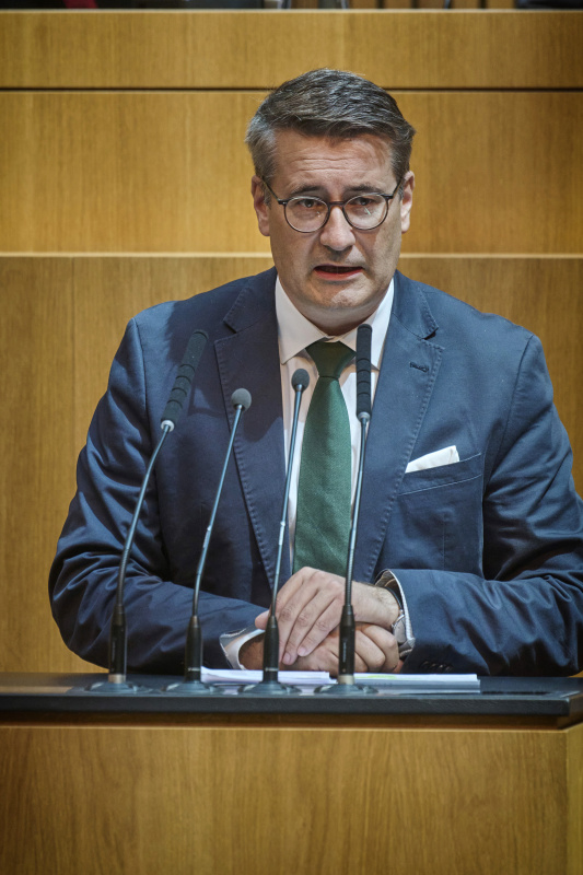 Am Redner:innenpult: Nationalratsabgeordneter Christian Schandor (FPÖ)