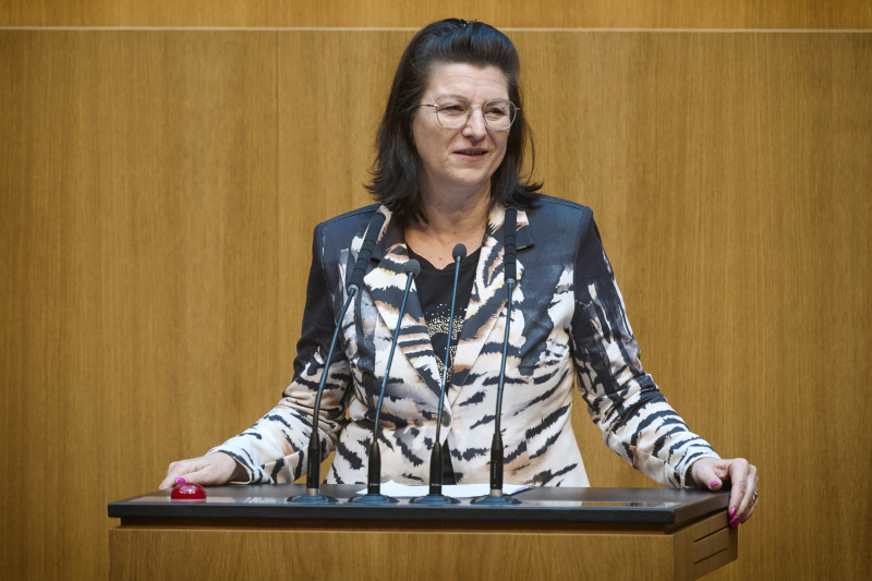 Am Redner:innenpult: Nationalratsabgeordnete Maria Neumann (ÖVP)