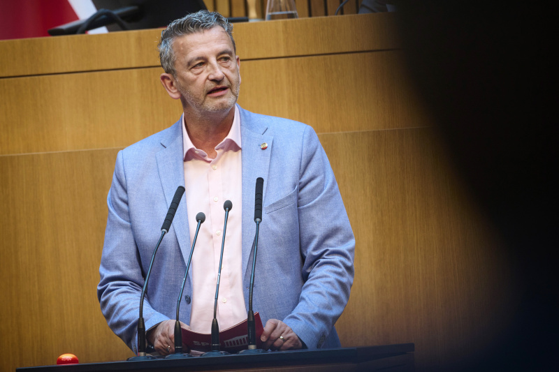 Am Redner:innenpult: Nationalratsabgeordneter Andreas Haitzer (SPÖ)