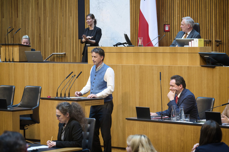 Am Redner:innenpult: Nationalratsabgeordneter Albert Royer (FPÖ)