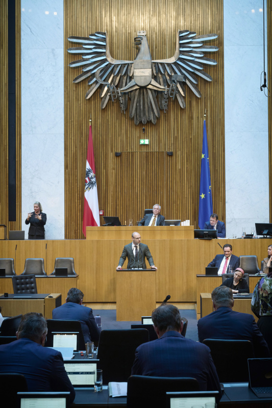 Am Redner:innenpult: Nationalratsabgeordneter Paul Hammerl (FPÖ)