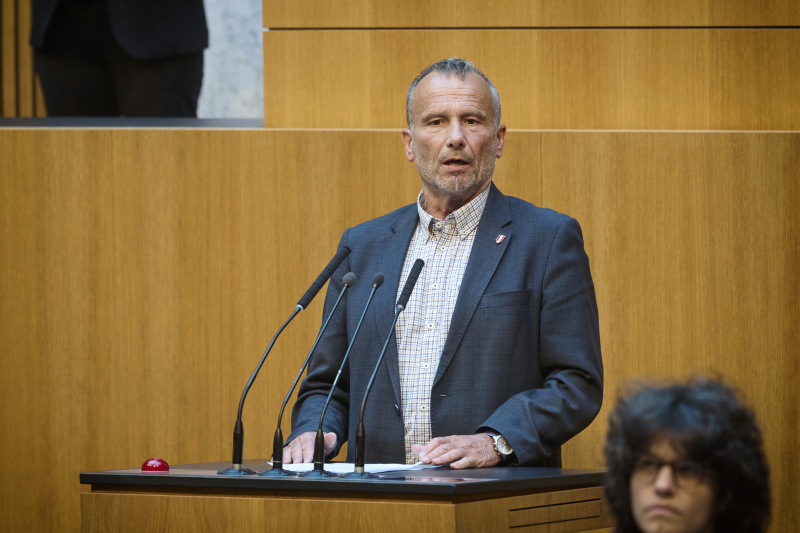 Am Redner:innenpult: Nationalratsabgeordneter Alois Kainz (FPÖ)