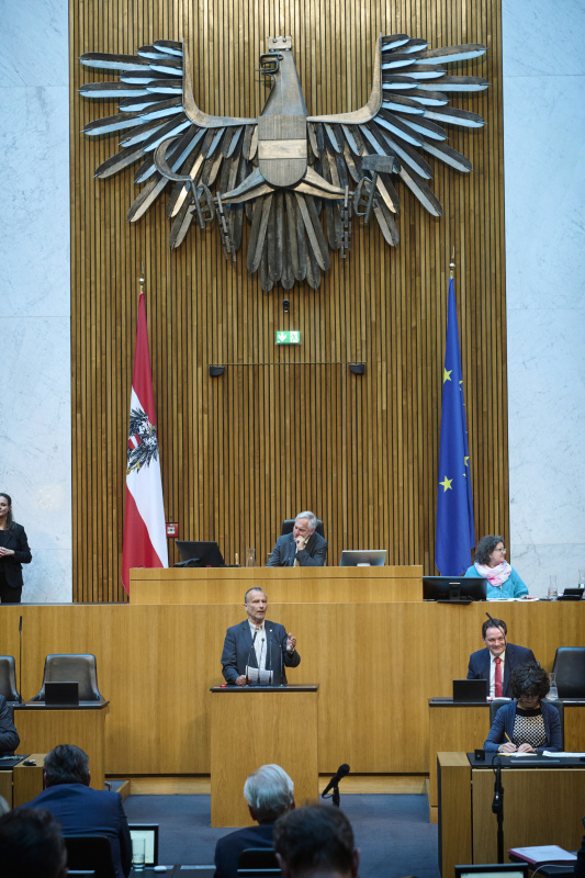 Am Redner:innenpult: Nationalratsabgeordneter Alois Kainz (FPÖ)