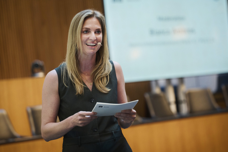 Moderation. Bianca Ambros