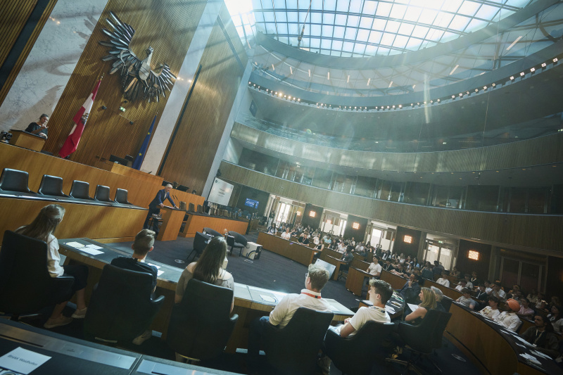 Eröffnungsworte. Parlamentsdirektor Harald Dossi. Blick Richtung Veranstaltungsteilnehmer:innen