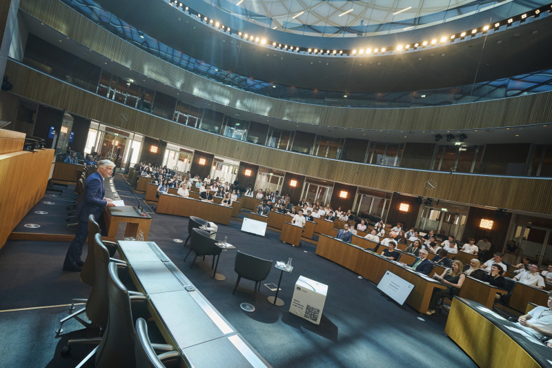 Eröffnungsworte. Parlamentsdirektor Harald Dossi. Blick Richtung Veranstaltungsteilnehmer:innen