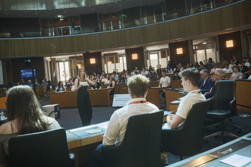 Moderation. Bianca Ambros. Blick Richtung Veranstaltungsteilnehmer:innen